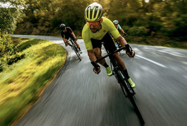 3 cyclistes en pleine descente de col dans le vercors