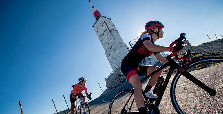 2 femmes à vélo démarre la redescente du Mont Ventoux