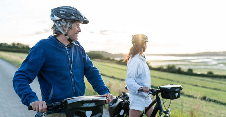 cyclistes près de saint malo couché de soleil