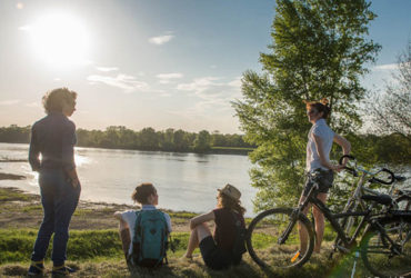 Au soleil couchant à Tours bord de loire à vélo