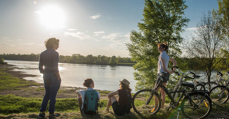 Au soleil couchant à Tours bord de loire à vélo