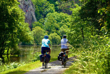 2 cyclistes randonnent sur le canal de nantes à brest falaise