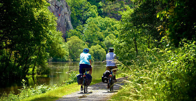 2 cyclistes randonnent sur le canal de nantes à brest falaise