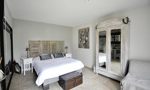 chambre hotel moderne blanche restaurée beau mobilier