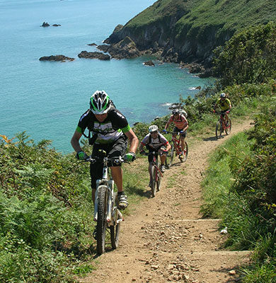 cyclistes à VTT au bord mer bretagne