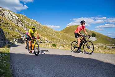 cyclistes grimpant col dans la montagne