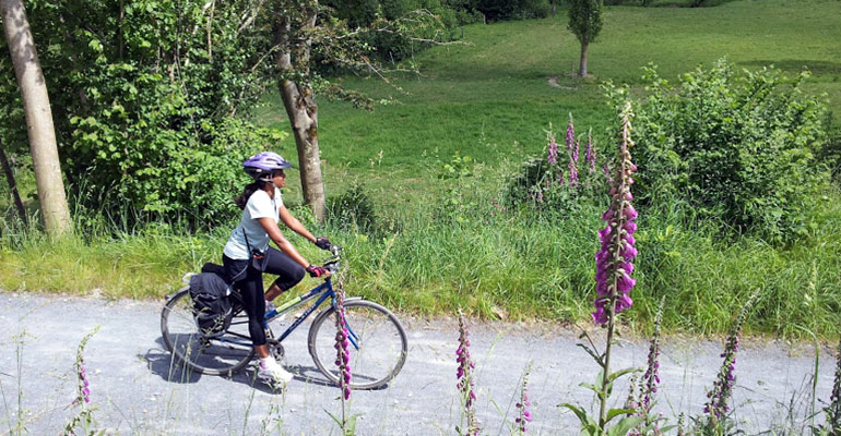 Cycliste à vélo sur un petit chemin en Normandie