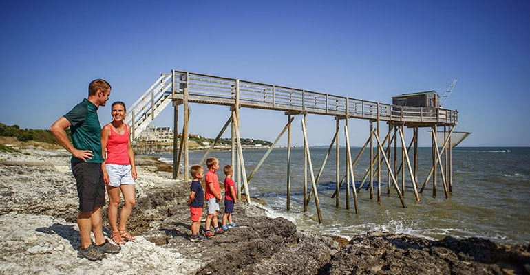 Promenade en famille prêt d'un ponton de pêche au carrelet
