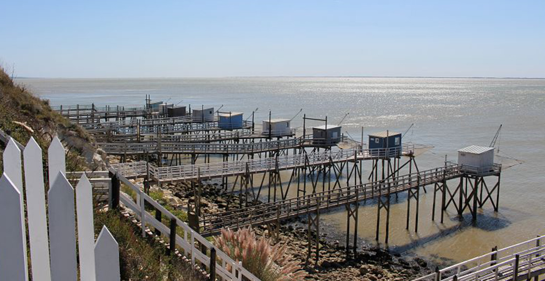 Des cabanes de paludier sur pilotis