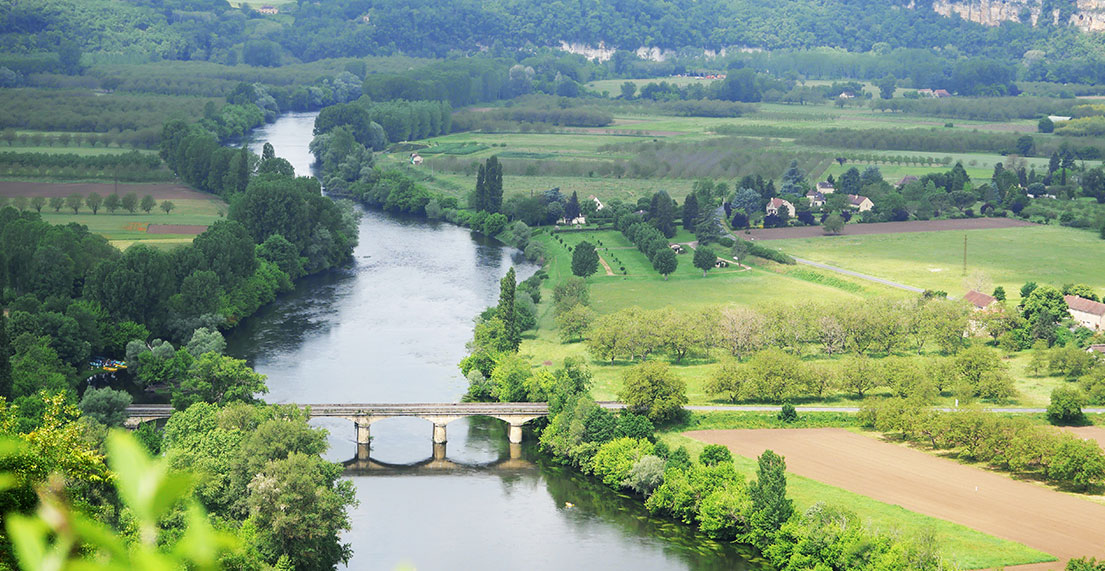 La rivière de Dordogne entourée de sa campagne verte