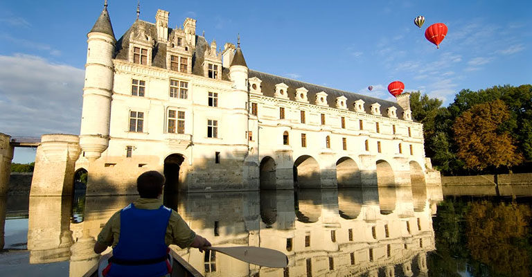 Balade en canoë sous les arches du château de Chenonceau