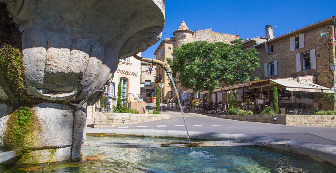 Centre ville depuis une fontaine d'eau