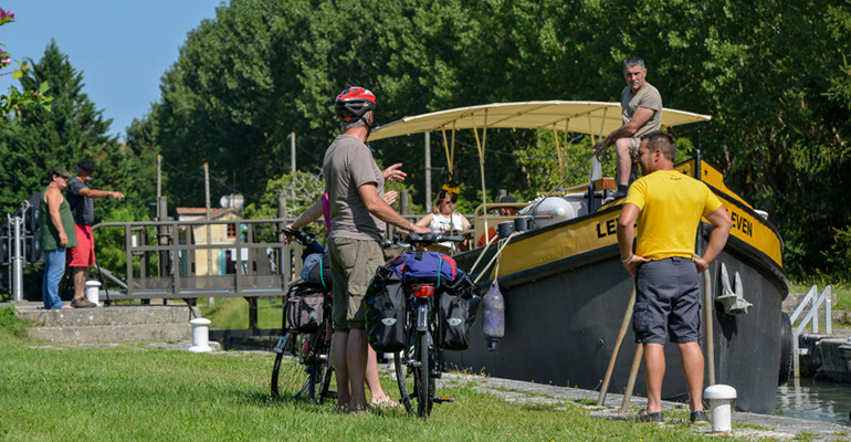 Vélo sur le Canal des 2 Mers péniche hommes qui discutent