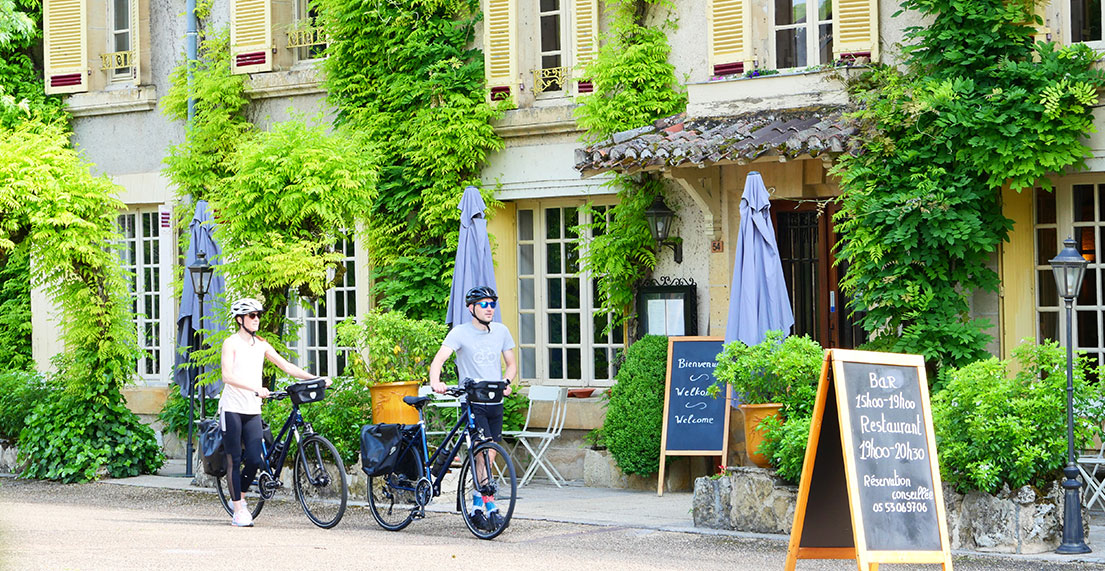 Un couple de cyclistes arrive à l'hôtel