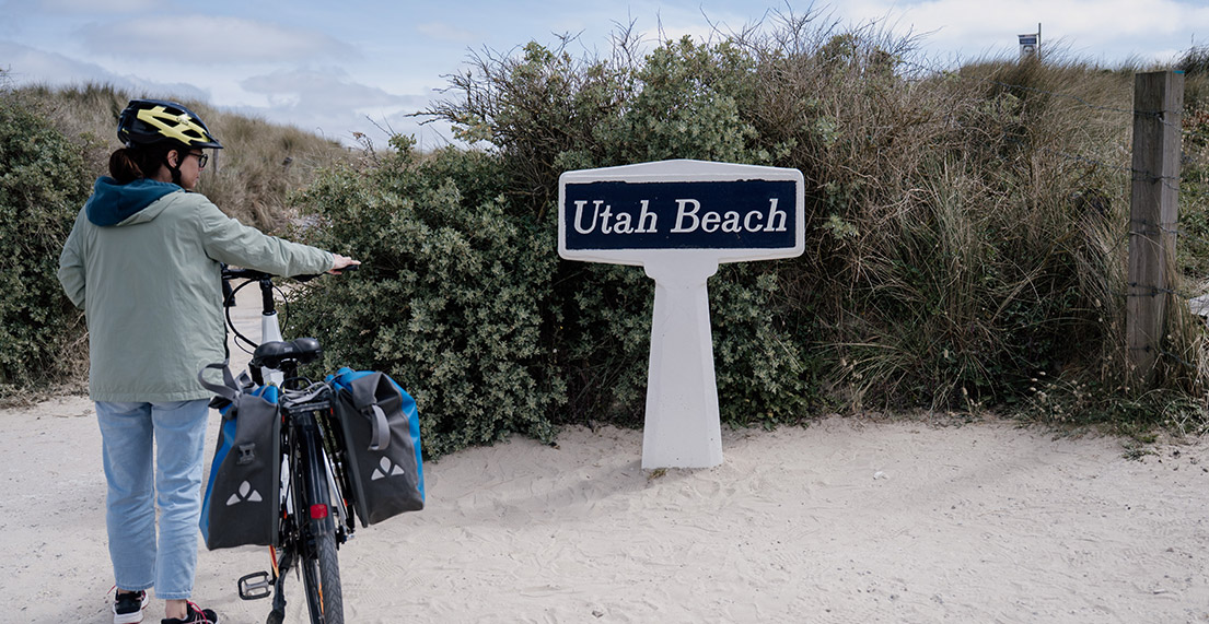Une cycliste se dirige vers Utah Beach