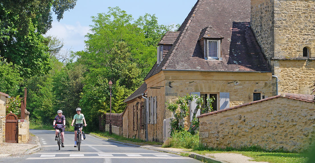 Deux cyclistes traverse un village