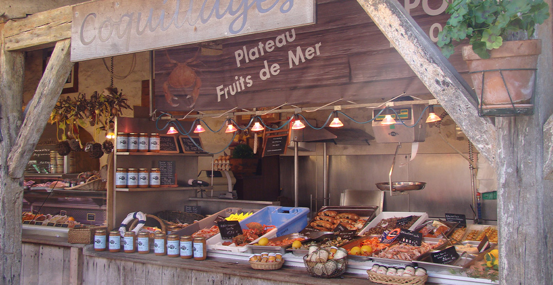 Un etale de marche dans une cabane en bois avec des fruits de mer