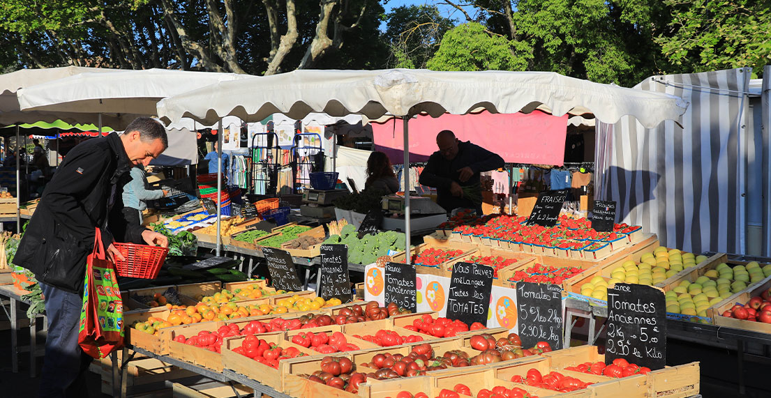 Un marche aux stands colores de fruits et legumes