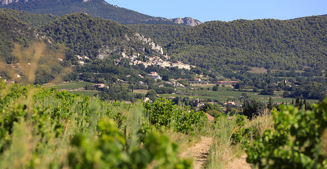 Un village perche dans les montagnes