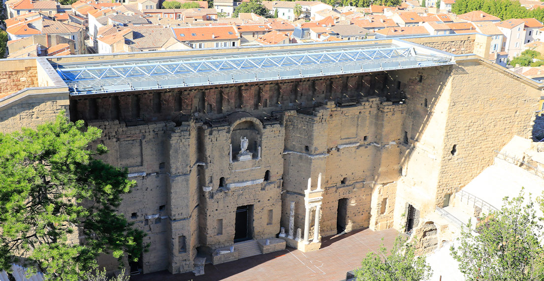 Vue aerienne sur l'architecture romaine du theatre d'Orange