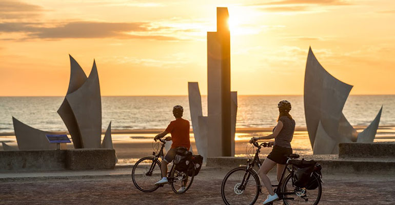 Cyclistes sur la plage de Omaha beach à vélo