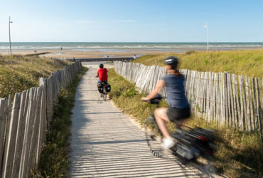 Cyclistes qui se baladent sur la plage de Cabourg