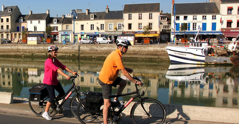 Cyclistes se baladent à Port en Bessin