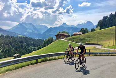 2 cyclistes dans les Alpes