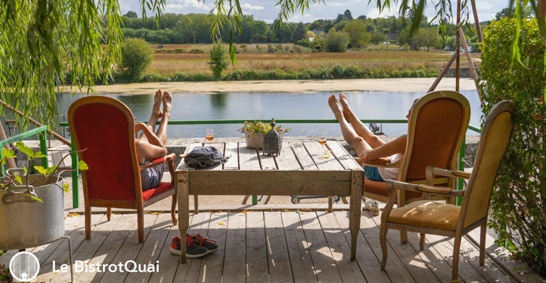pause au Bistrot Quai dans les chaises longues