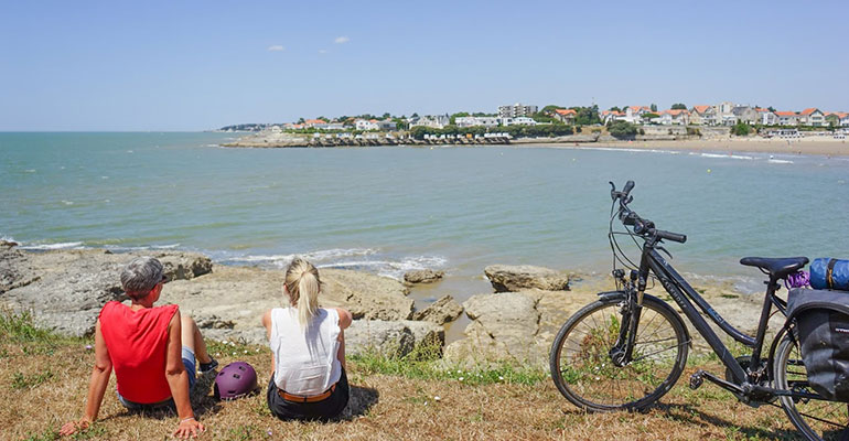Petite pause face à la mer lors d'un périple à vélo