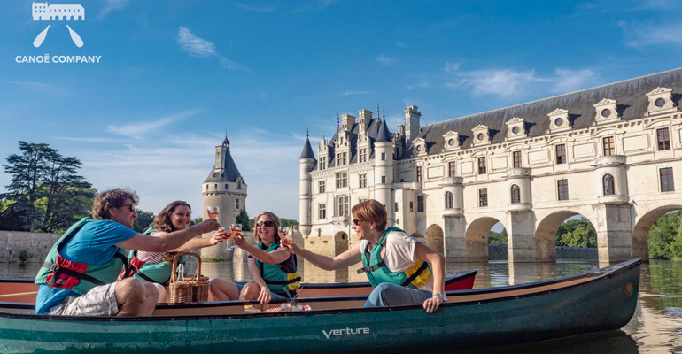 sous les arches de chenonceau en canoé