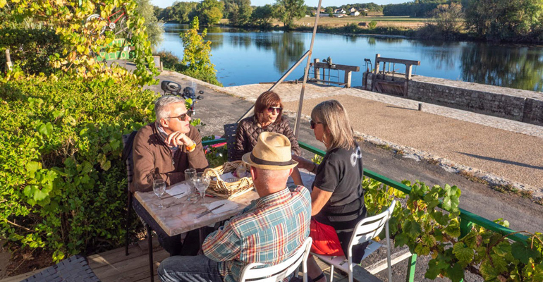 Bistrot quai à table