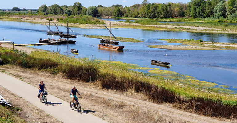 à vélo au bord du chateau de Chaumont sur Loire