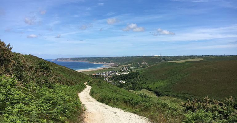 chemin blanc descendant vers village et Cap de la Hague