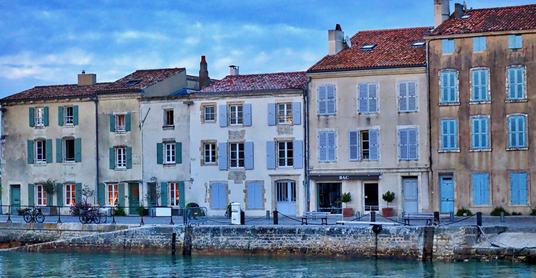 Port de plaisance à Saint-Martin-de-Ré, maisons blanches aux volets bleus