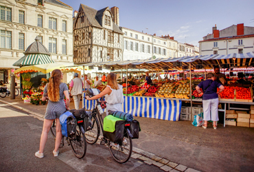 2 femmes à vélo au marché en France le week-end