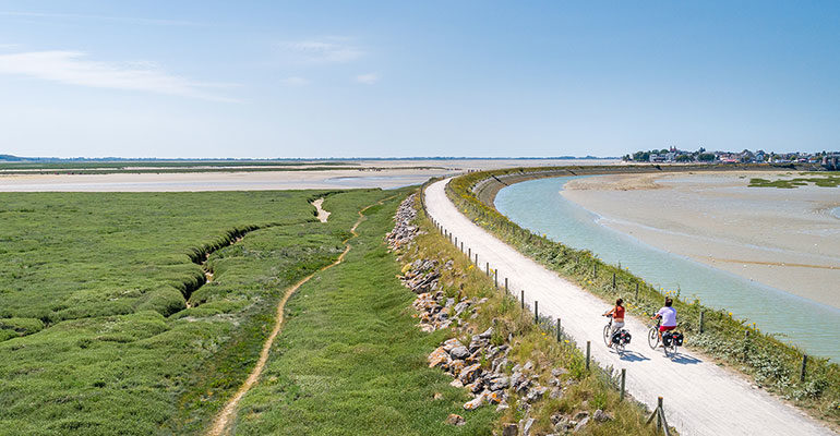 Couple à vélo sur les voies vertes de la baie de somme à vélo