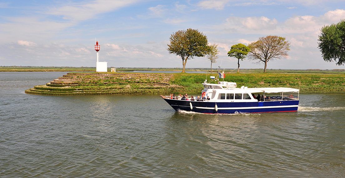 Traversee en bateau dans les marais de la Baie de Somme