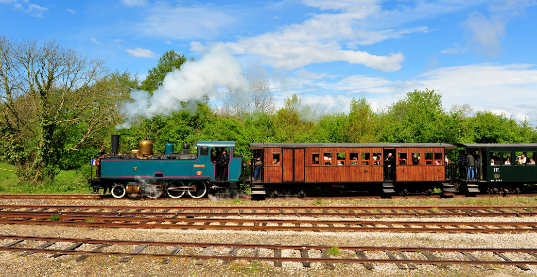 Un train ancien sur une ligne de chemin de fer