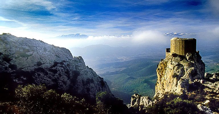 Vue de l'éperon rocheux sur le château cathare de Quéribus