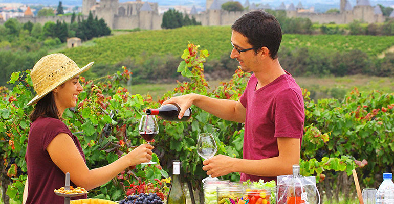 Un couple déguste des vins dans le vignoble de Carcassonne
