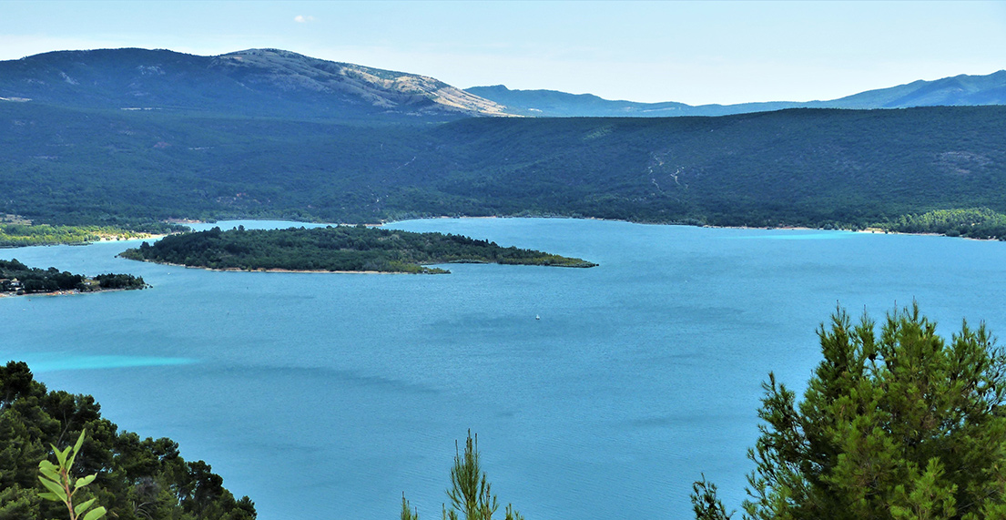 Lac entouré de montagnes