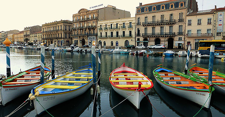 Bateaux au bord des canaux de Sète