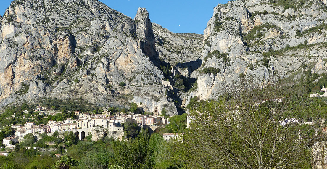 Village perché dans des gorges