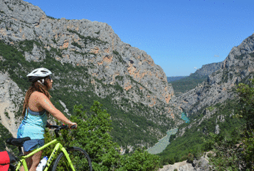 Cycliste contemple les gorges du Verdon