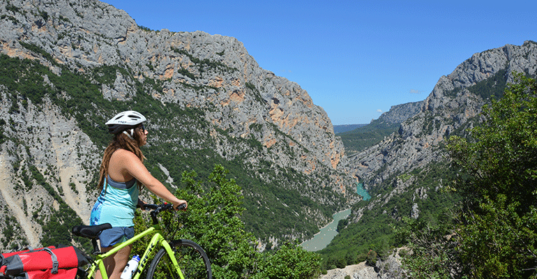 Cycliste contemple les gorges du Verdon