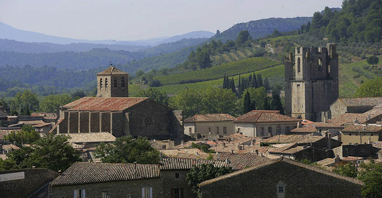 panorama sur l'abbaye et le village de lagrasse
