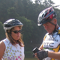 couple de voyageurs à vélo