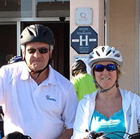 voyageurs à vélo avec des casques