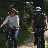 couple voyage à vélo sur une voie verte